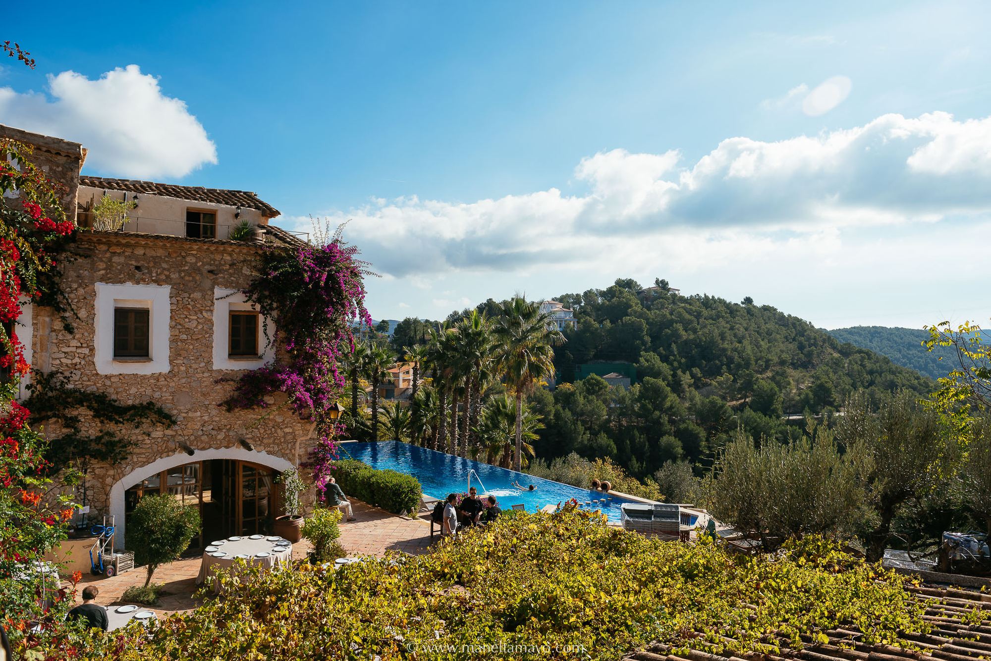 Piscina infinita de Almiral de la Font con vistas al Garraf