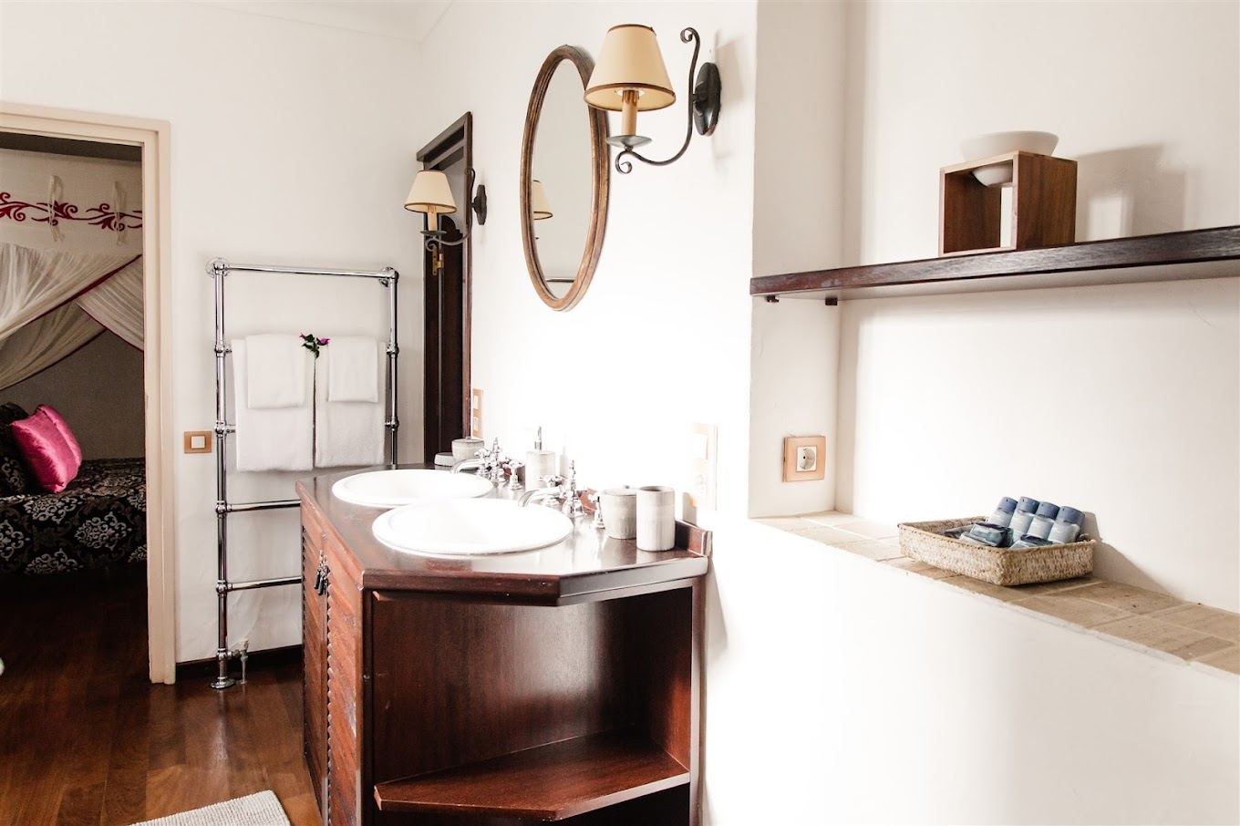 Baño luminoso con lavabo de madera