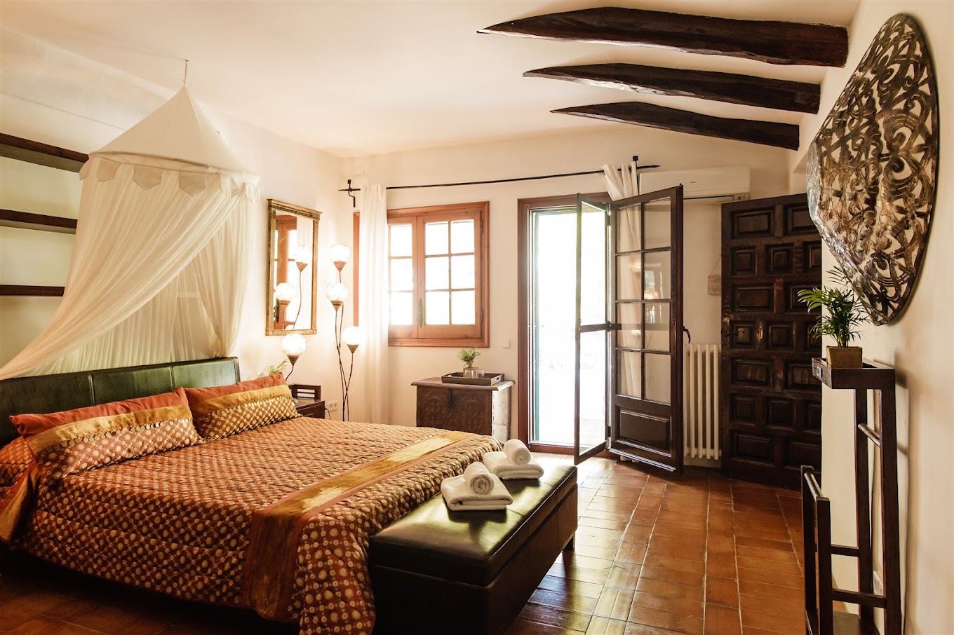 Dormitorio con cama con dosel