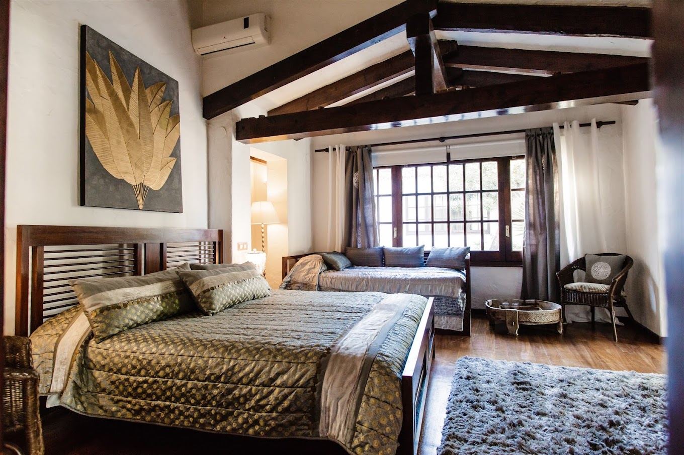 Dormitorio con vigas de madera