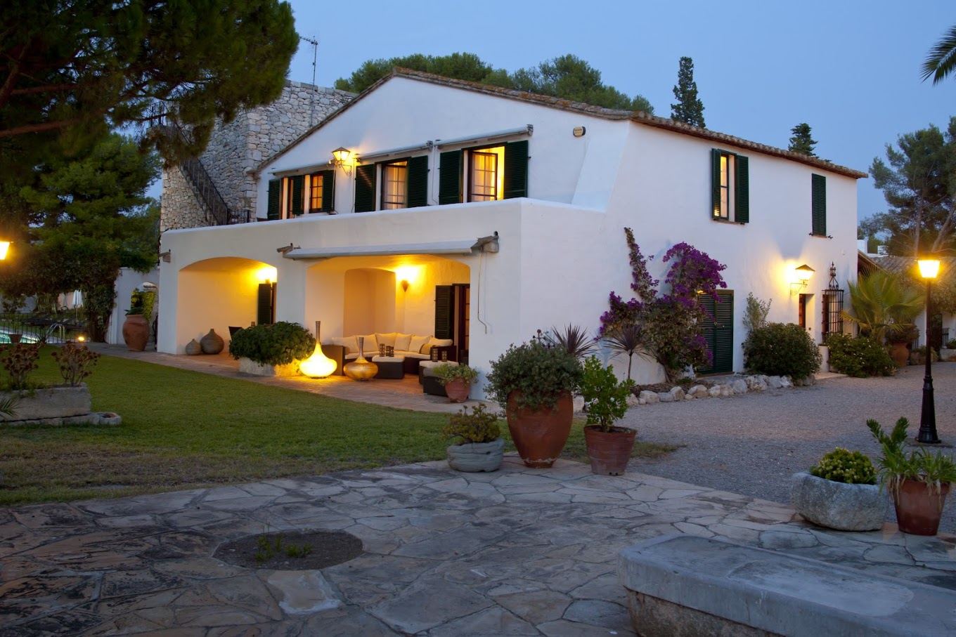 Villa blanca con terraza y jardín en Sitges