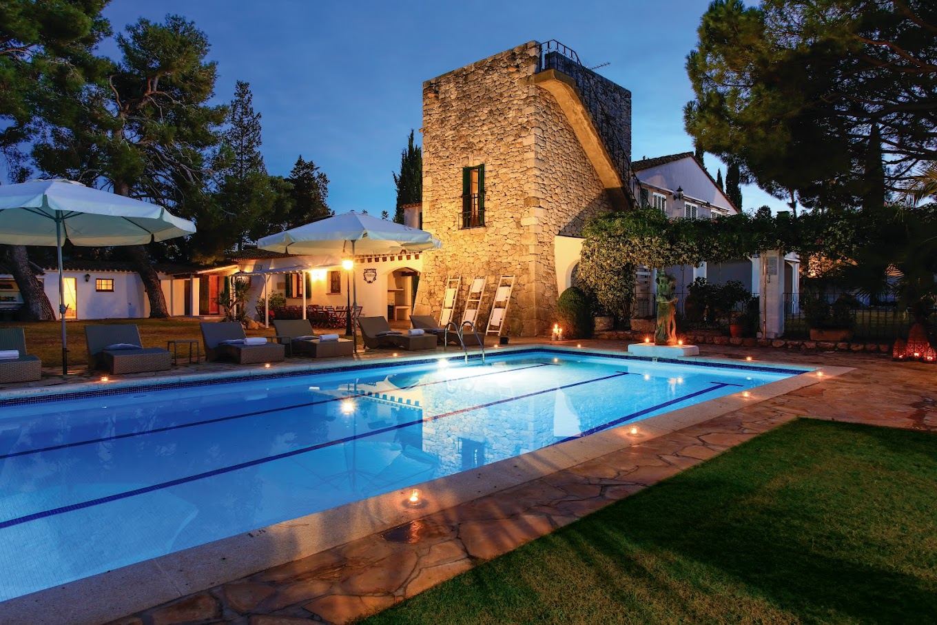 Piscina iluminada para una velada de grupo