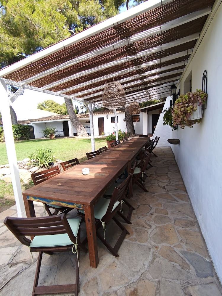 Porche con mesa larga