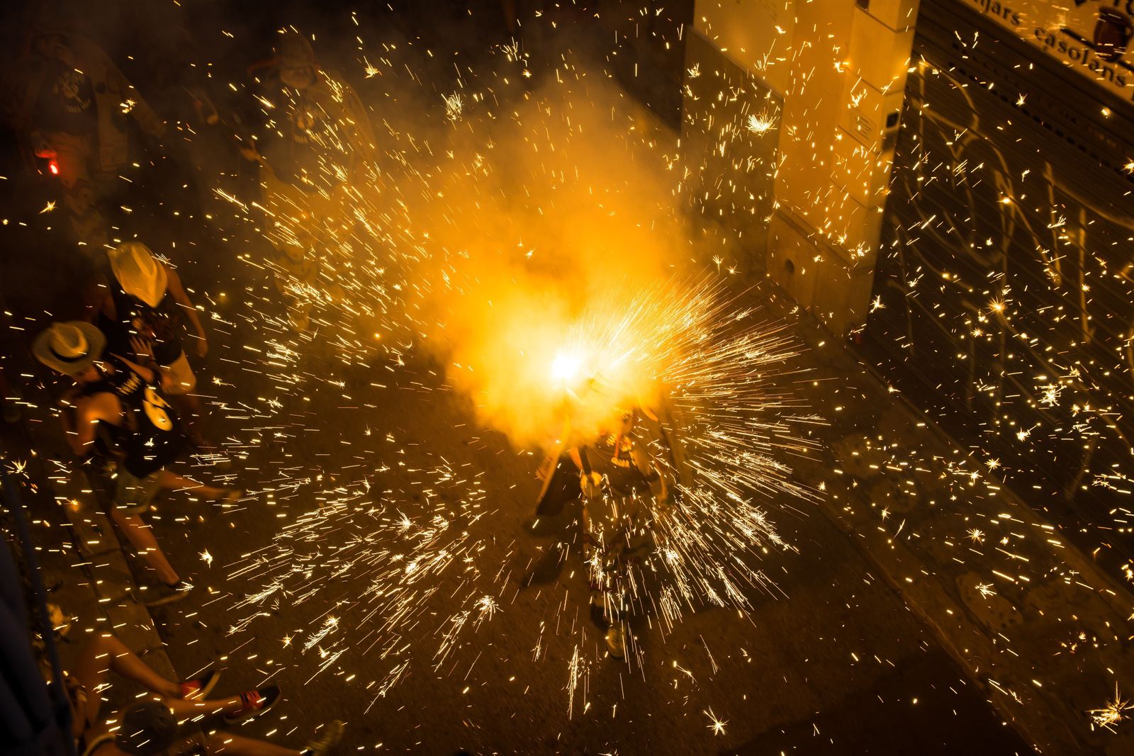 Correfoc con chispas de fuego durante una fiesta en Sitges