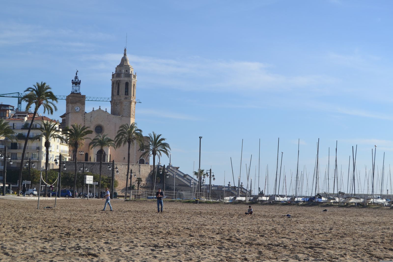 Playa de Sitges con la iglesia de Sant Bartomeu i Santa Tecla